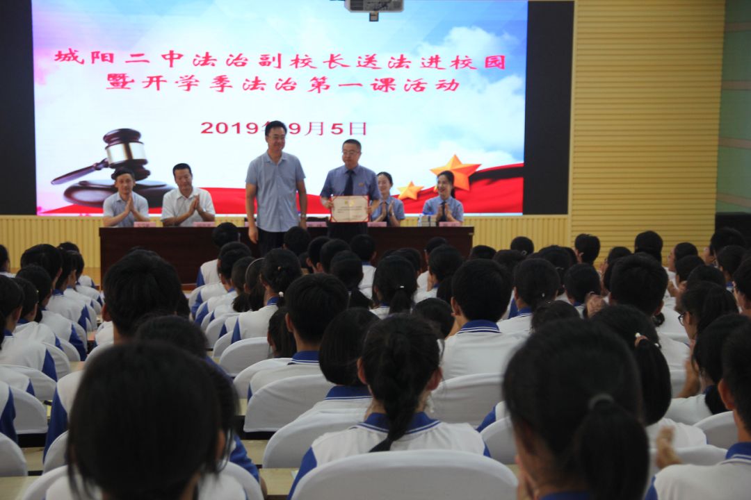 校园之痛——被校长抱进办公室的悲剧-第2张图片