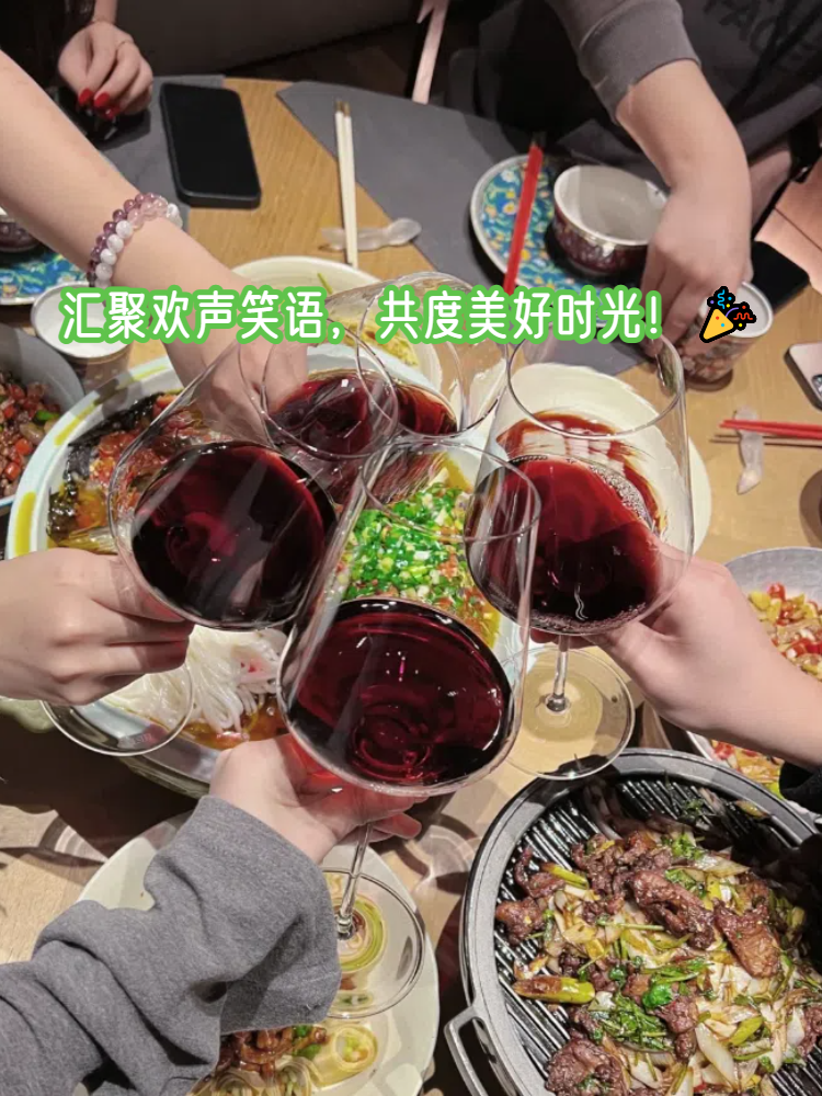 欢乐时光，一家四口共度美好时光
