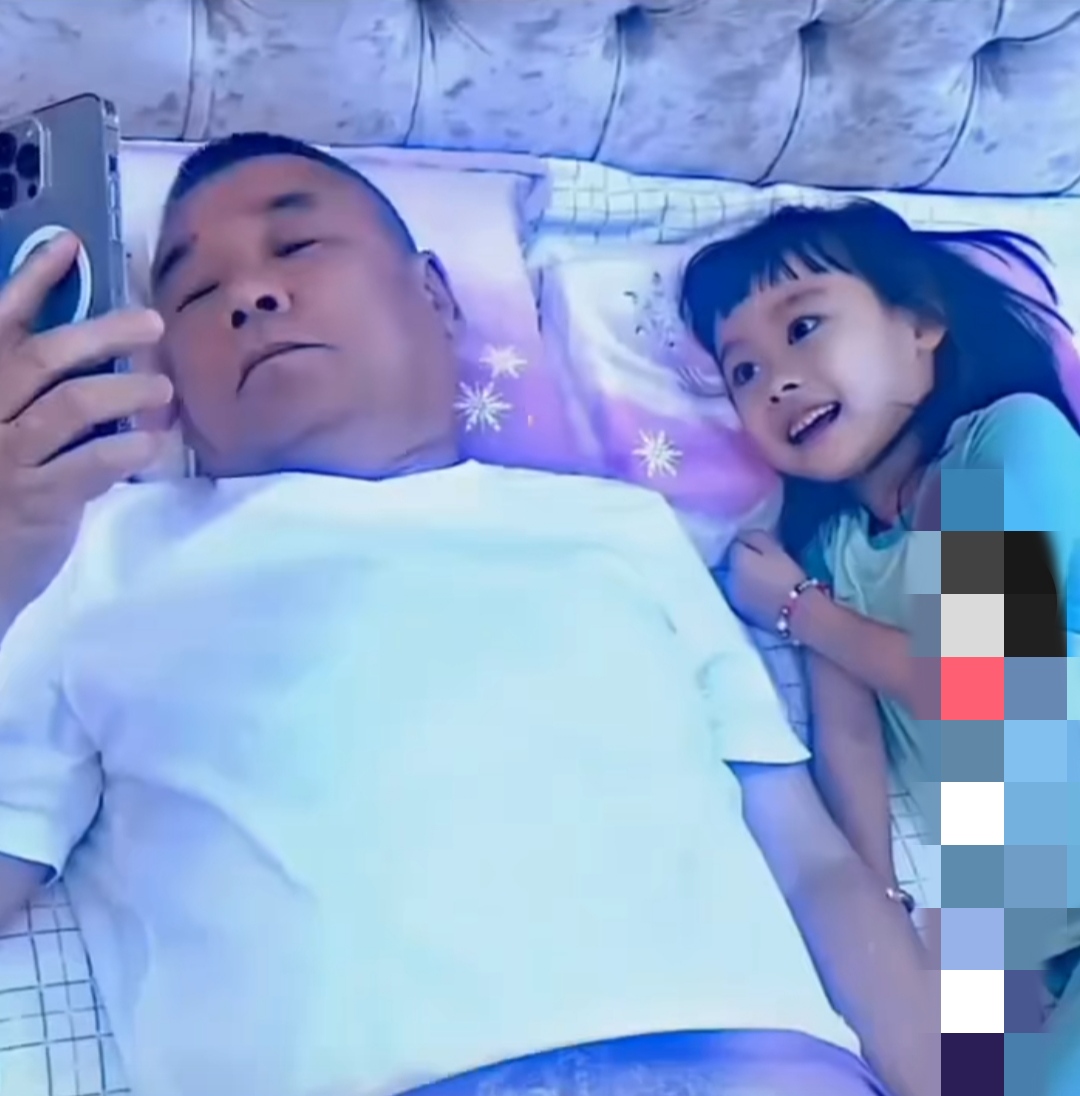 妈妈坐在爷爷身上扭来扭去妈妈与爷爷的温馨互动