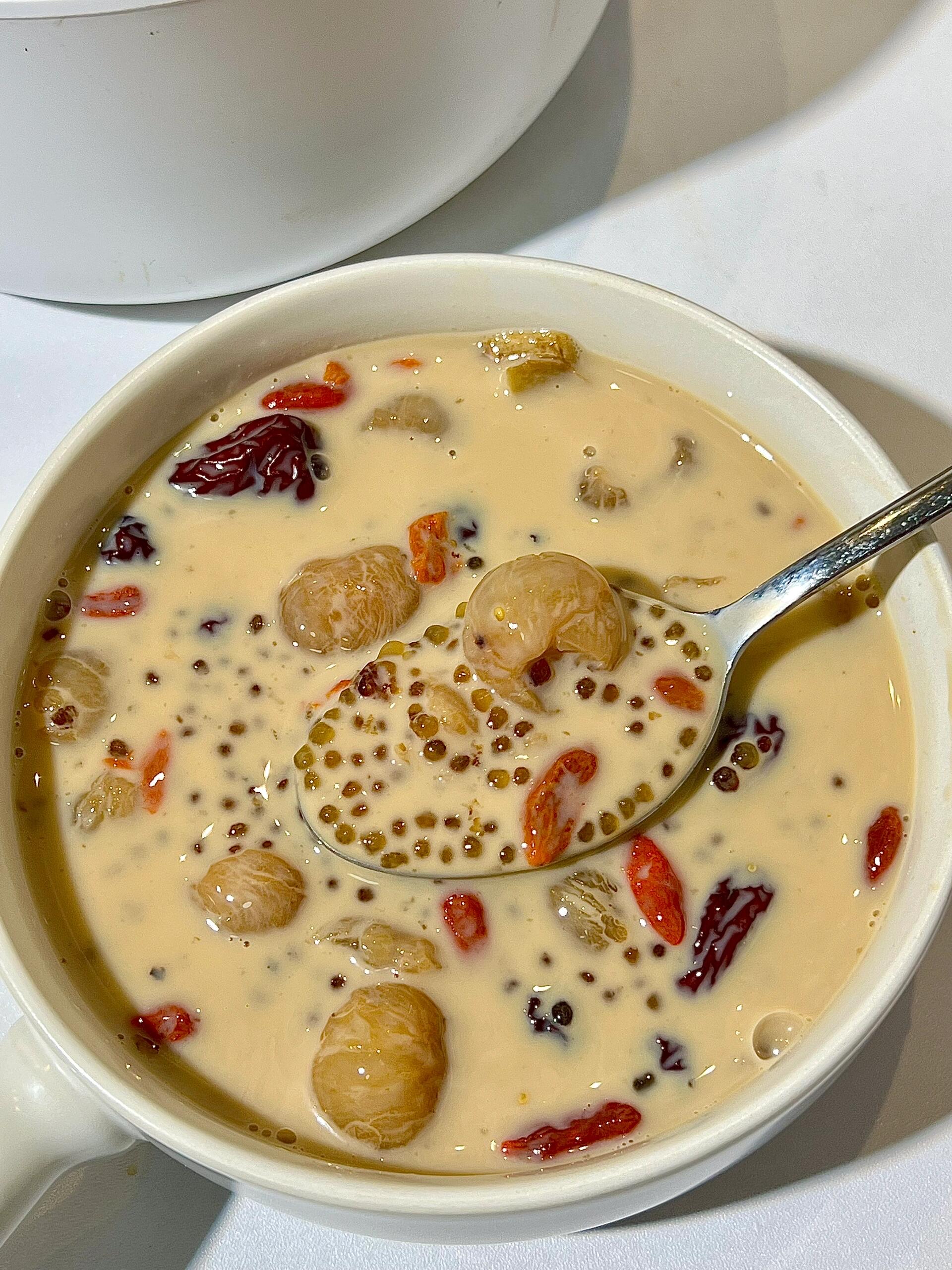 一边敷面膜一边吃东西一边品尝美食，一边探索面膜与下奶图片的奥秘