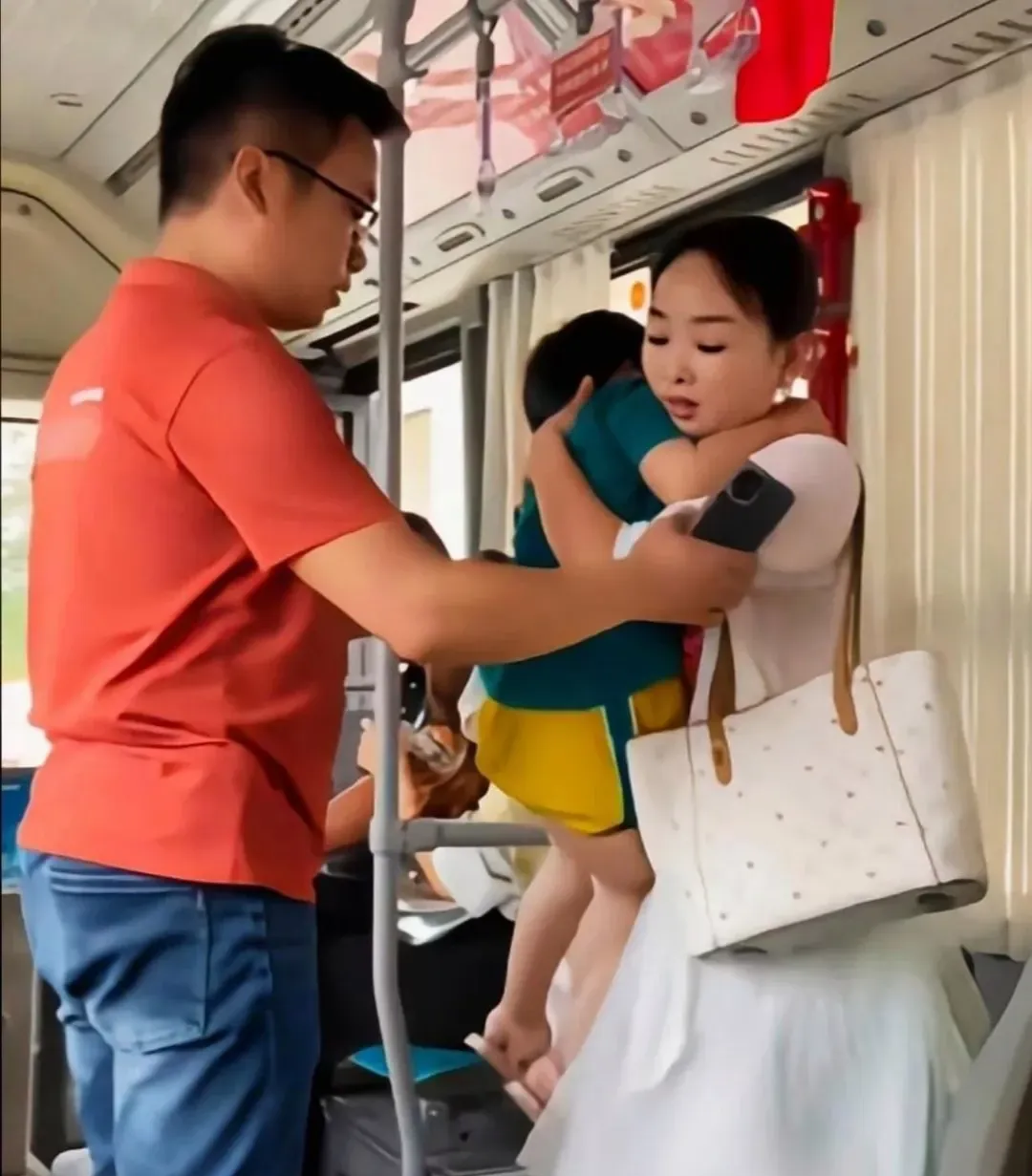 在公交车上做了在线视频公交车上的温暖瞬间-第1张图片
