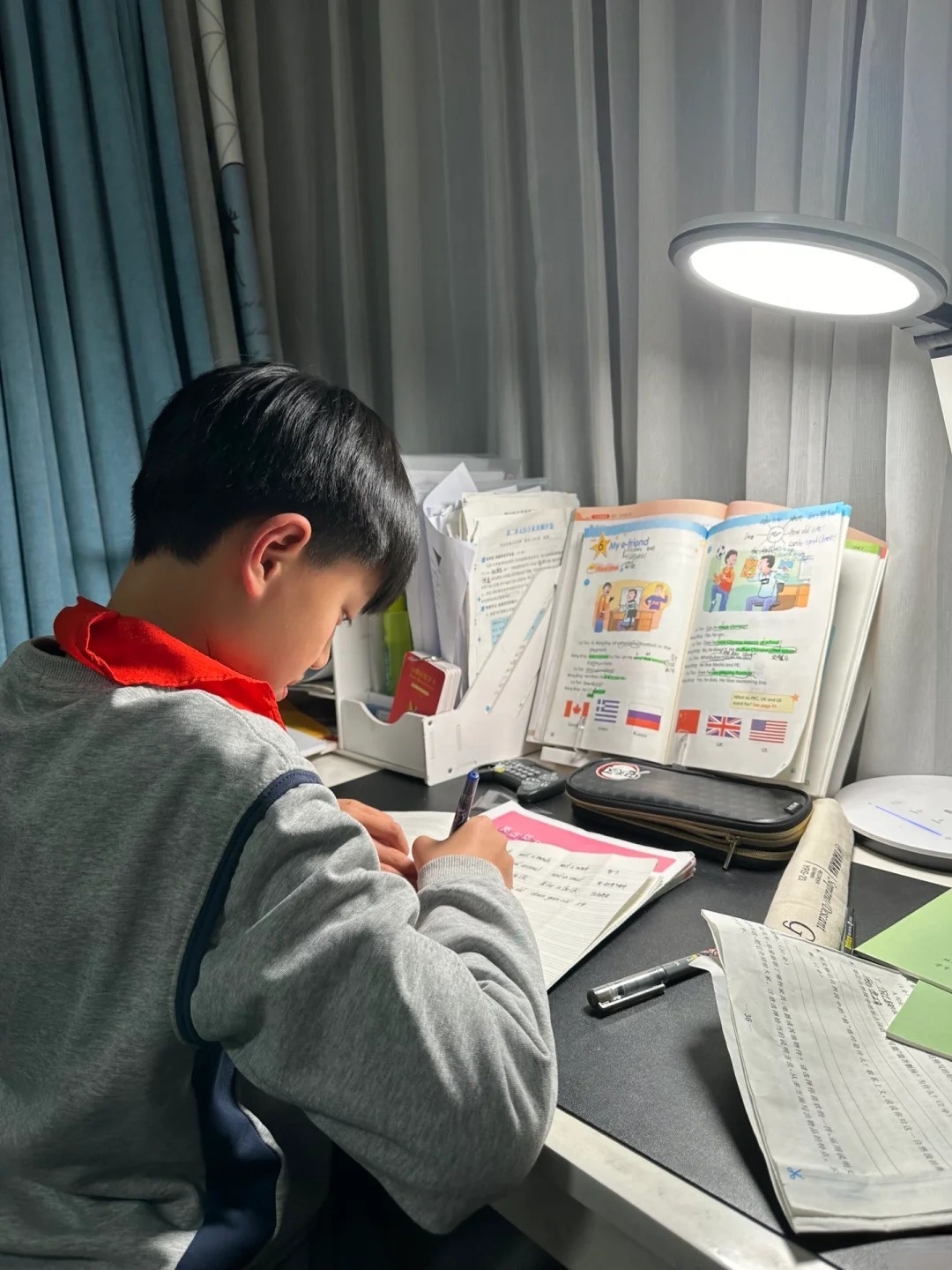 我写作业的时候他还上我她写作业时的独特时刻