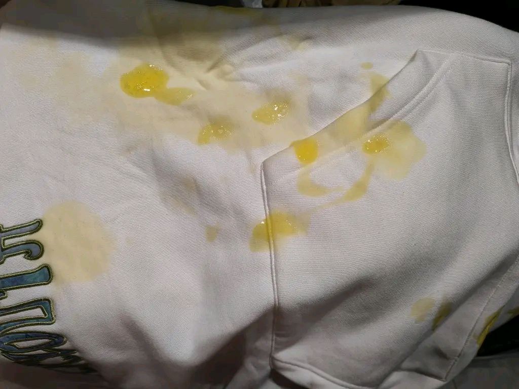 衣服上的油渍用面粉还是红酒衣服上的油渍，面粉与红酒的巧妙应对-第2张图片