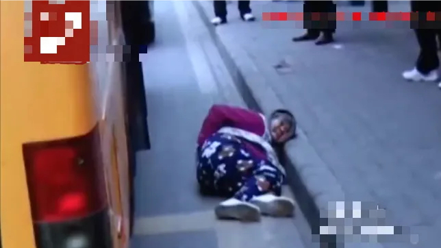 啊在公交车上被轮流玩公交车上的意外体验-第2张图片