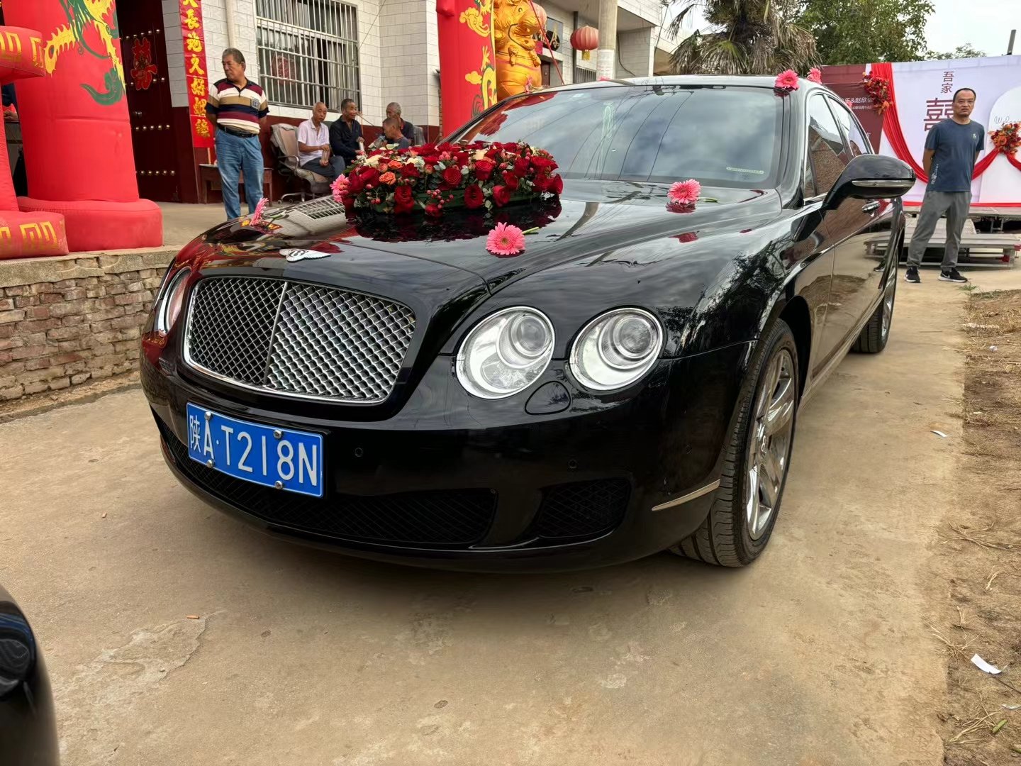 结婚穿婚纱在婚车要了她结婚当天，婚纱下的深情与婚车内的私密