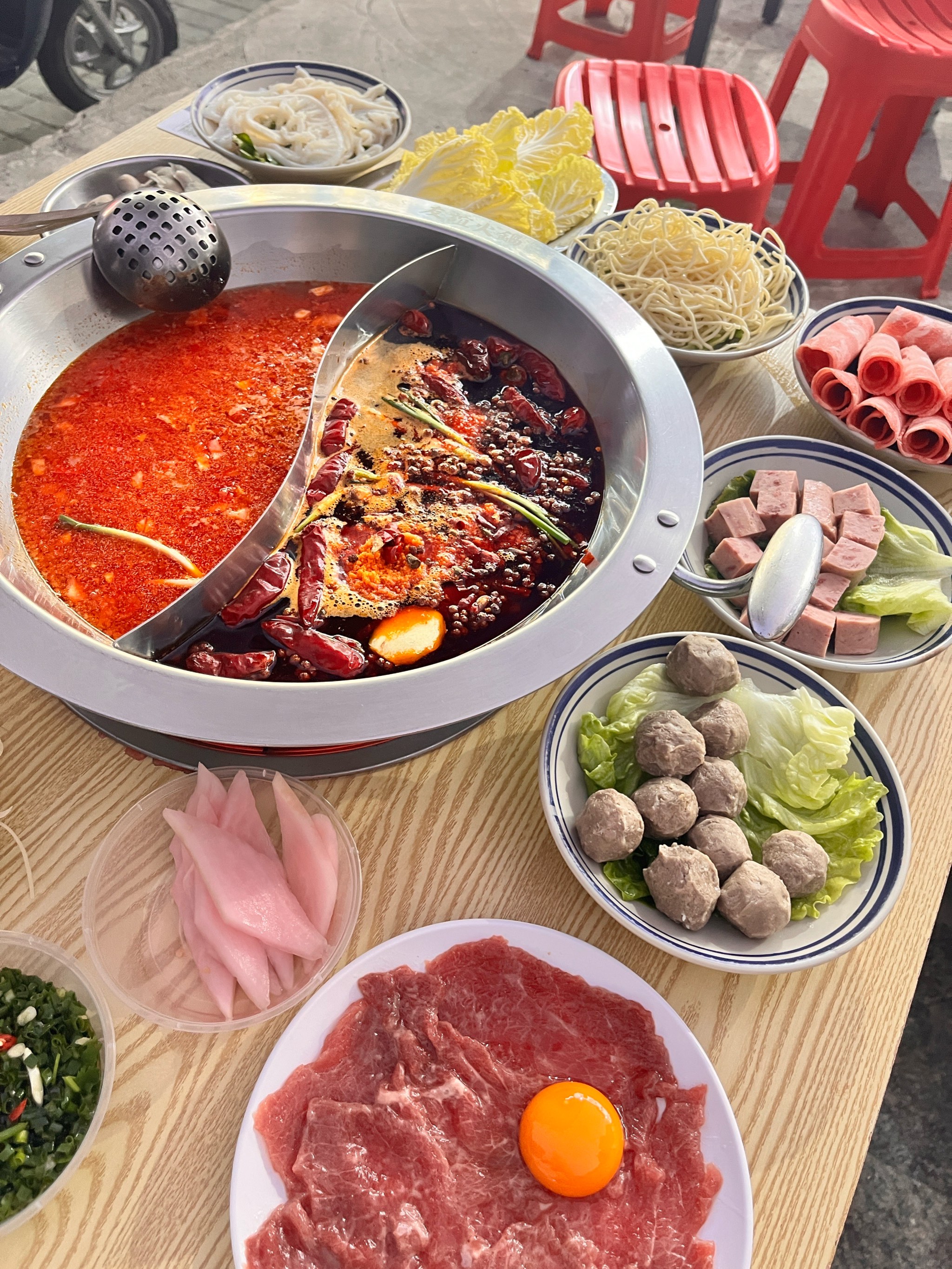 红油火锅比清汤火锅早沸腾红油火锅与清汤火锅的烹饪艺术，早熟的沸腾之美-第2张图片