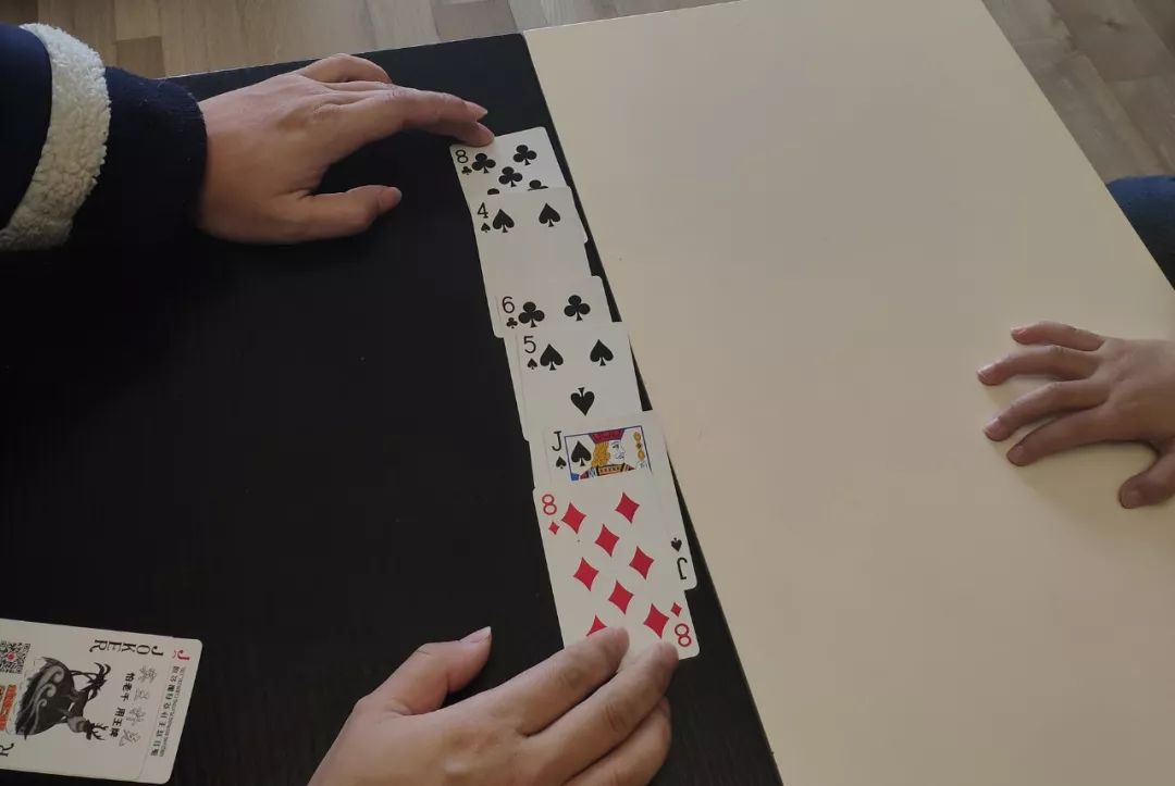 车内扑克时光，乐趣与挑战的交织