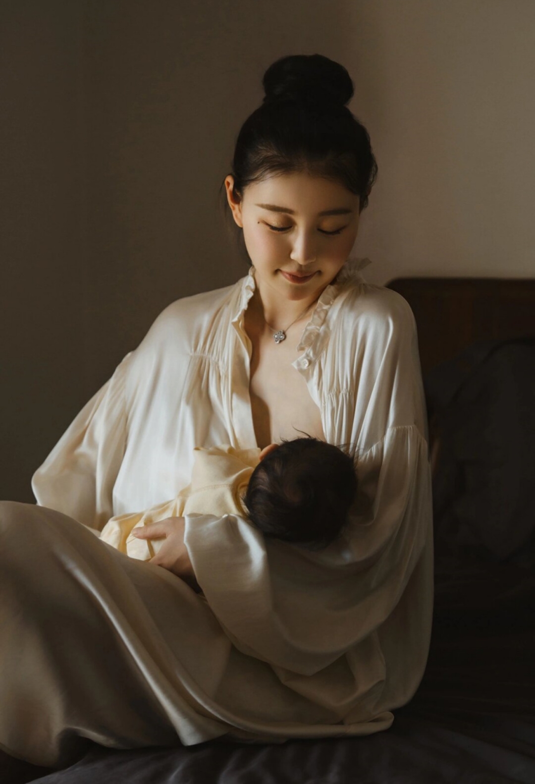 女性抹胸开襟哺乳衣，游戏中的实用与时尚-第1张图片
