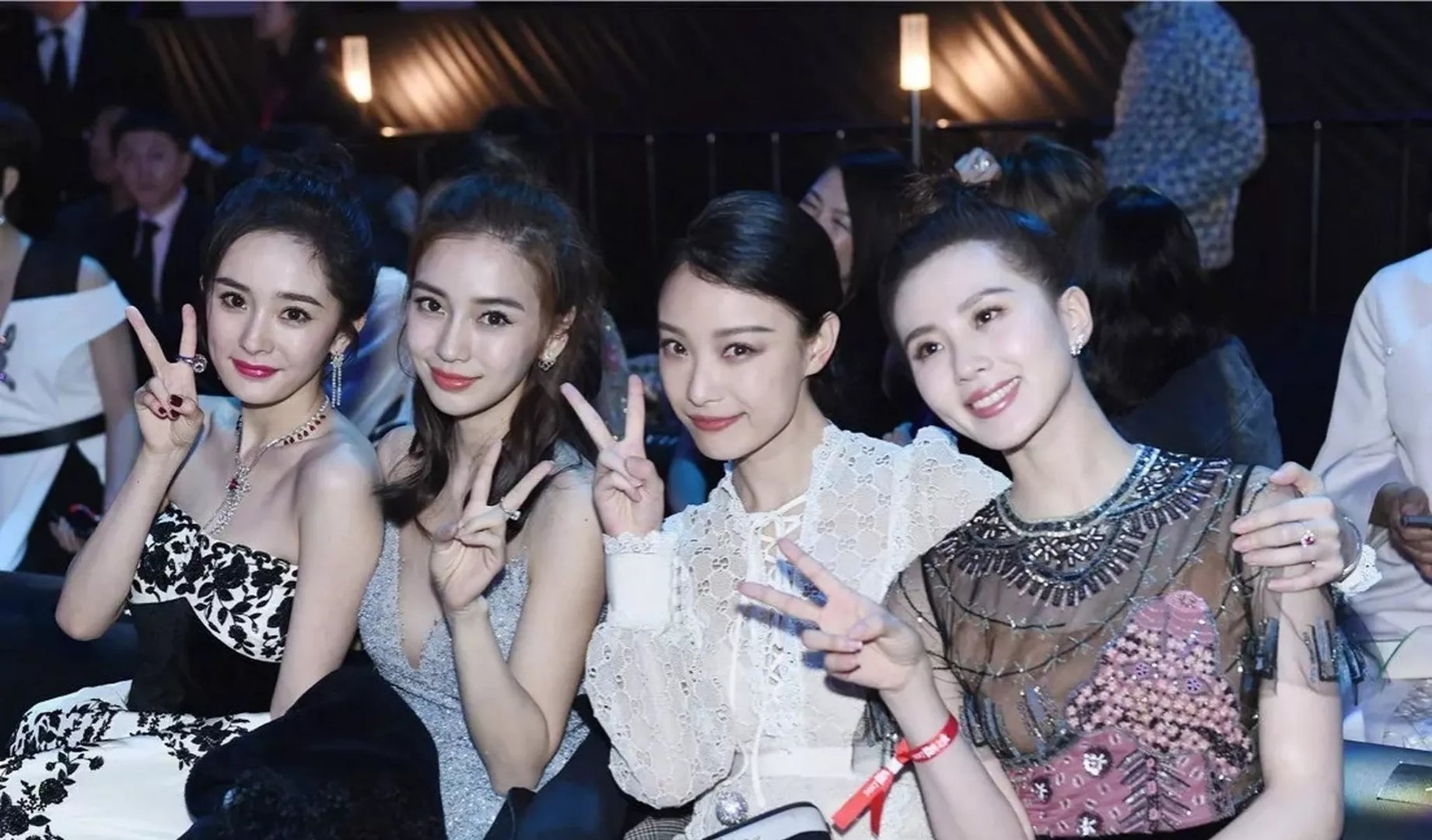 时尚芭莎刘亦菲刘诗诗杨幂合影群星璀璨，刘亦菲、刘诗诗、杨幂、杨颖的魅力之旅