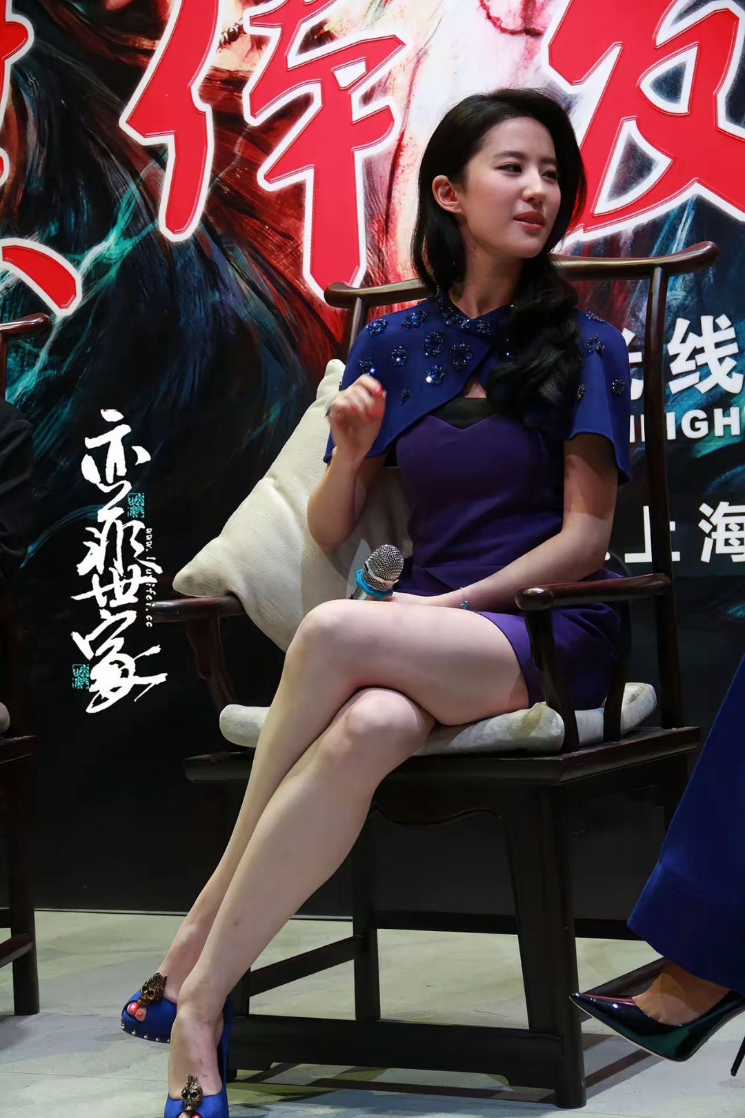 刘亦菲遭男子近身袭击视频刘亦菲遭遇男子近身事件，公众人物的安全与隐私-第3张图片