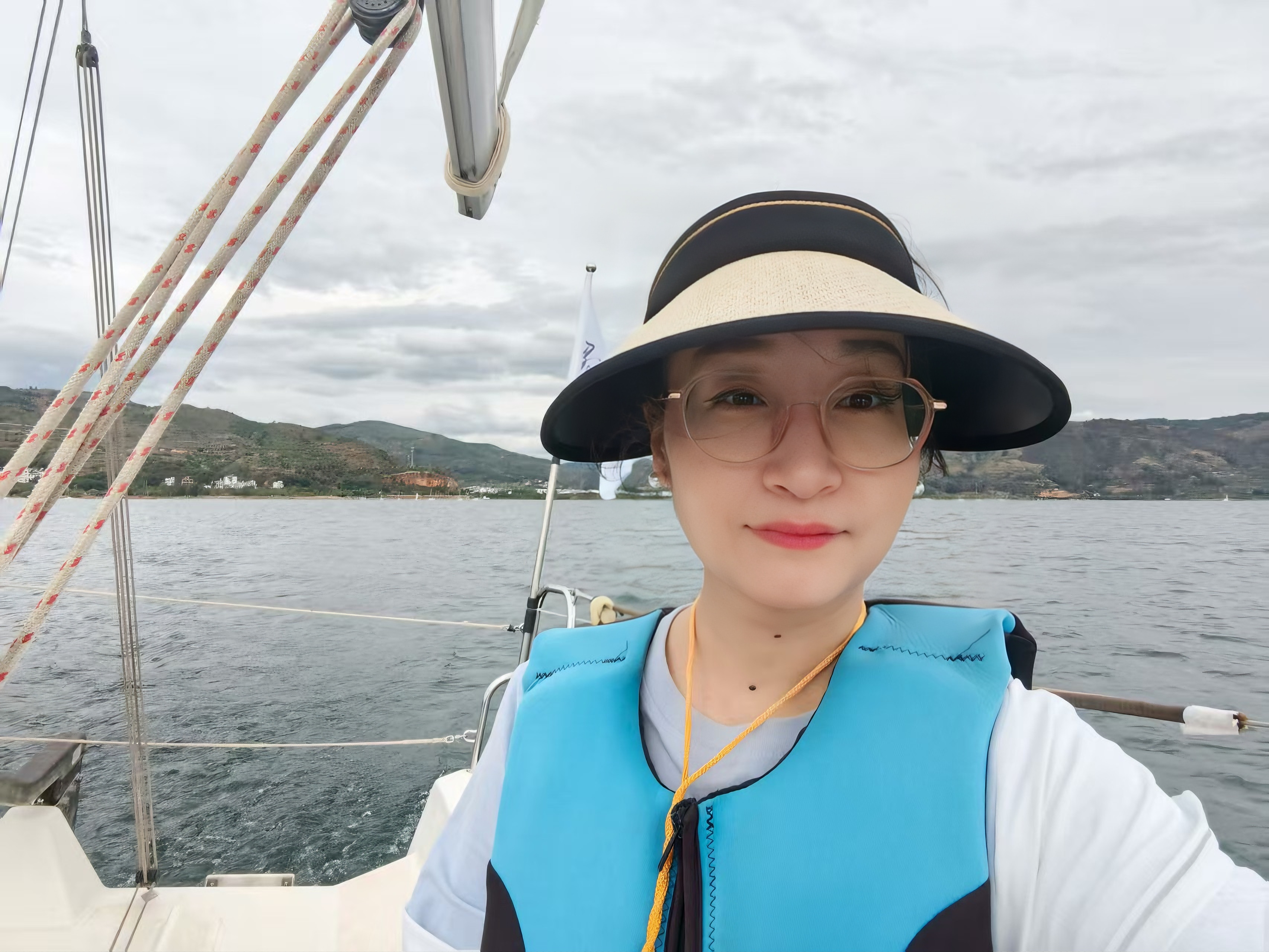 锦鲤吸水的艺术与科学，正确姿势的探索与解读-第1张图片