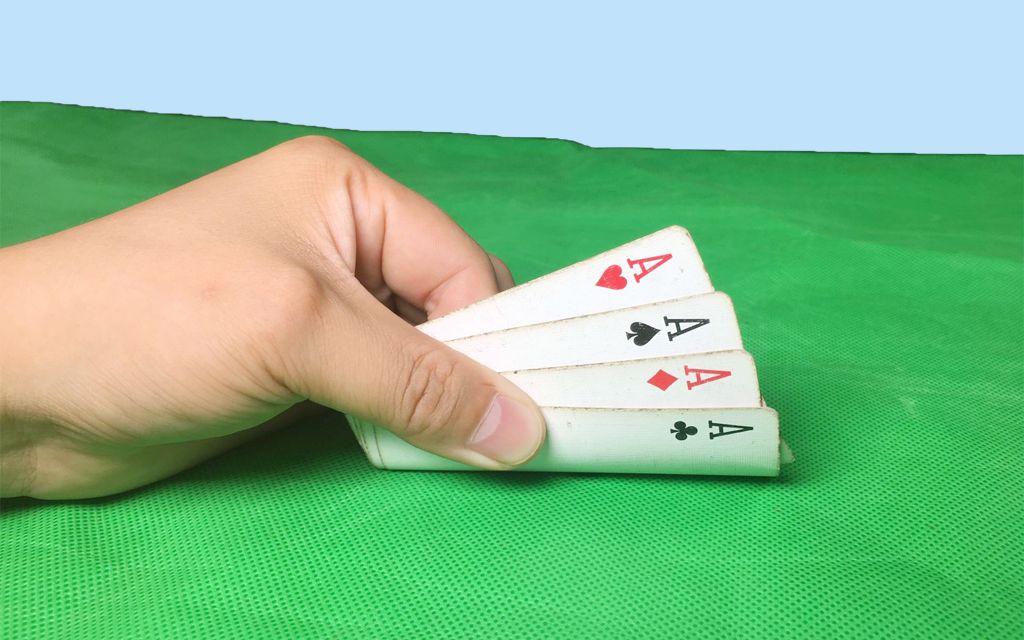 亲吻扑克完整无人打扰的视频亲吻扑克牌的完整记录，无人打扰的浪漫瞬间视频-第3张图片