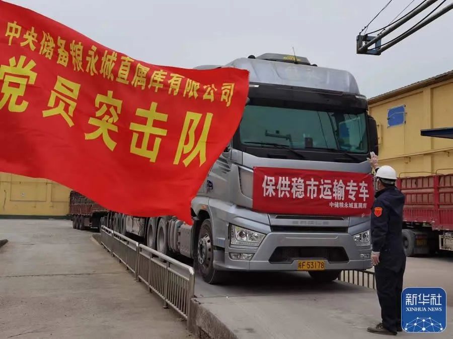 18轮大卡车护航18轮大卡车护航，守护运输安全，确保高效运输