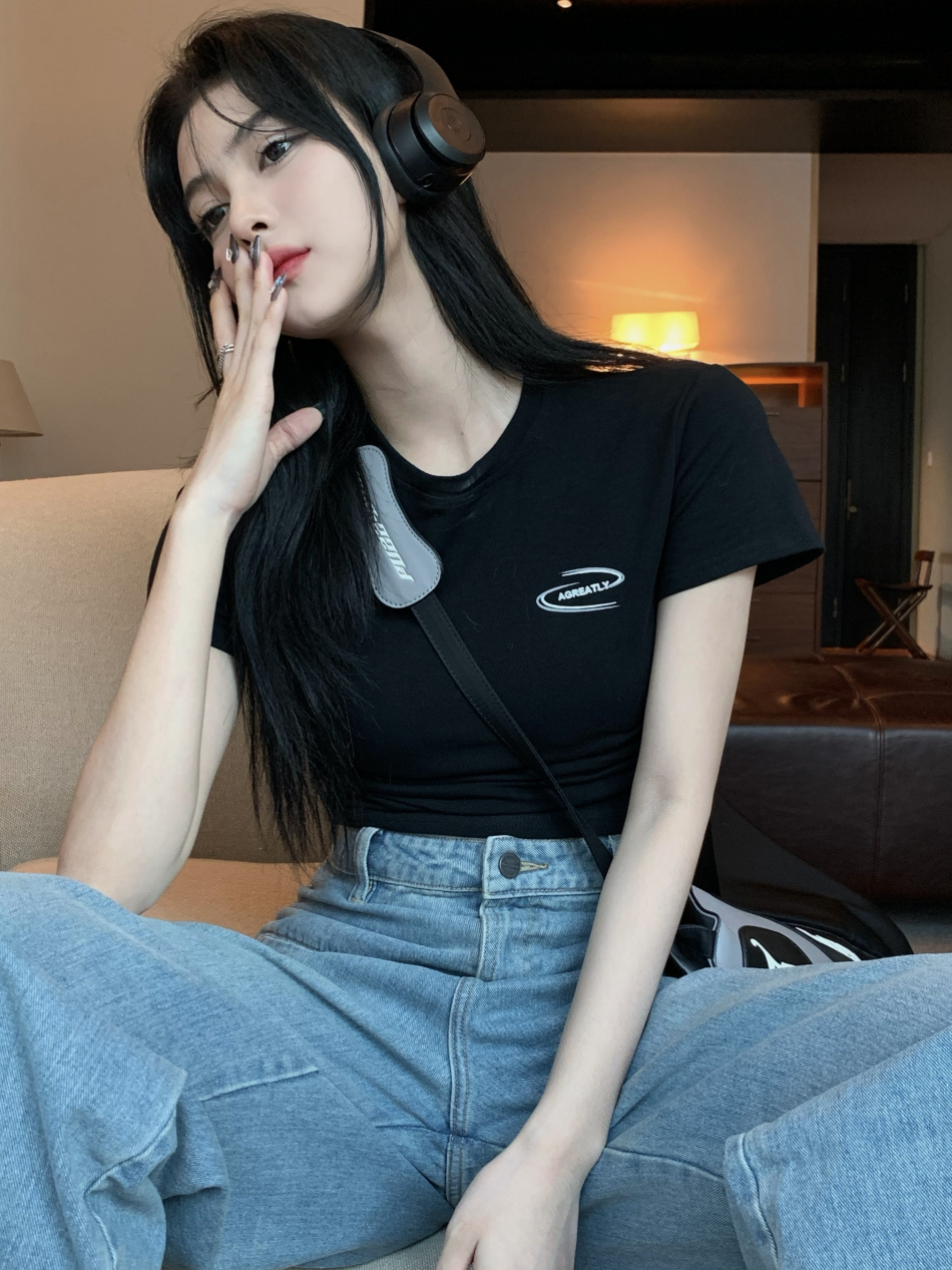 夏季短袖看见女同学乳突qq夏季短袖下的青春记忆——与女同学间的偶然发现