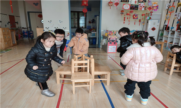 我坐在有木棒的椅子上写作业沉浸在木棒椅上的作业时光-第1张图片