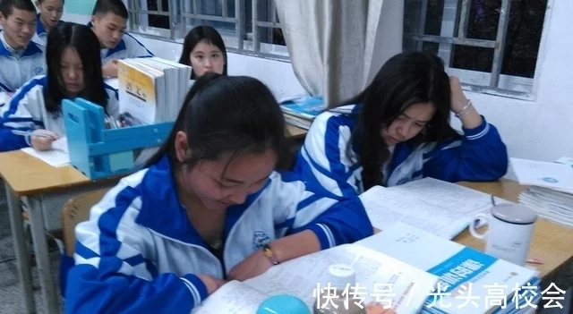 中考前学生集体摸主任光头，一次特殊的互动与反思-第2张图片