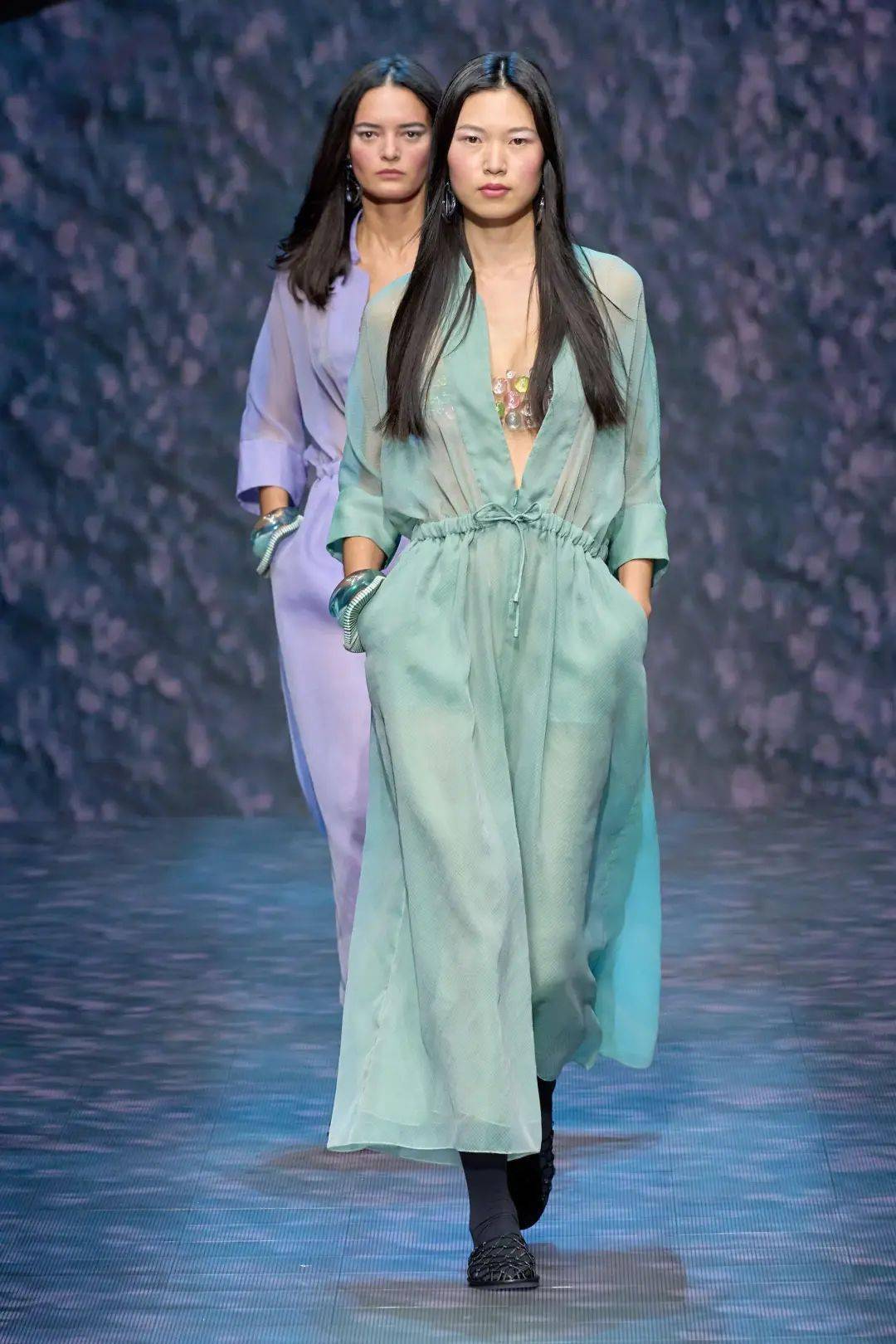 时装走秀全透视服装女装20202020时装走秀全透视，女装时尚的未来趋势-第2张图片