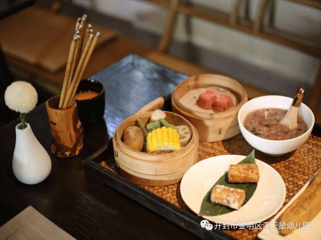 吃着饭在饭桌上做爱餐桌上的时光，美食与生活的交织