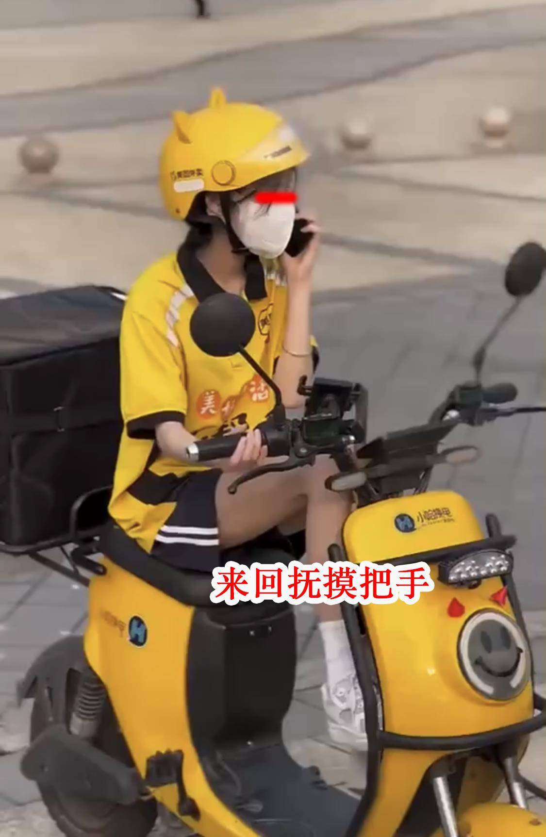 故意在接电话时的小动作-第2张图片