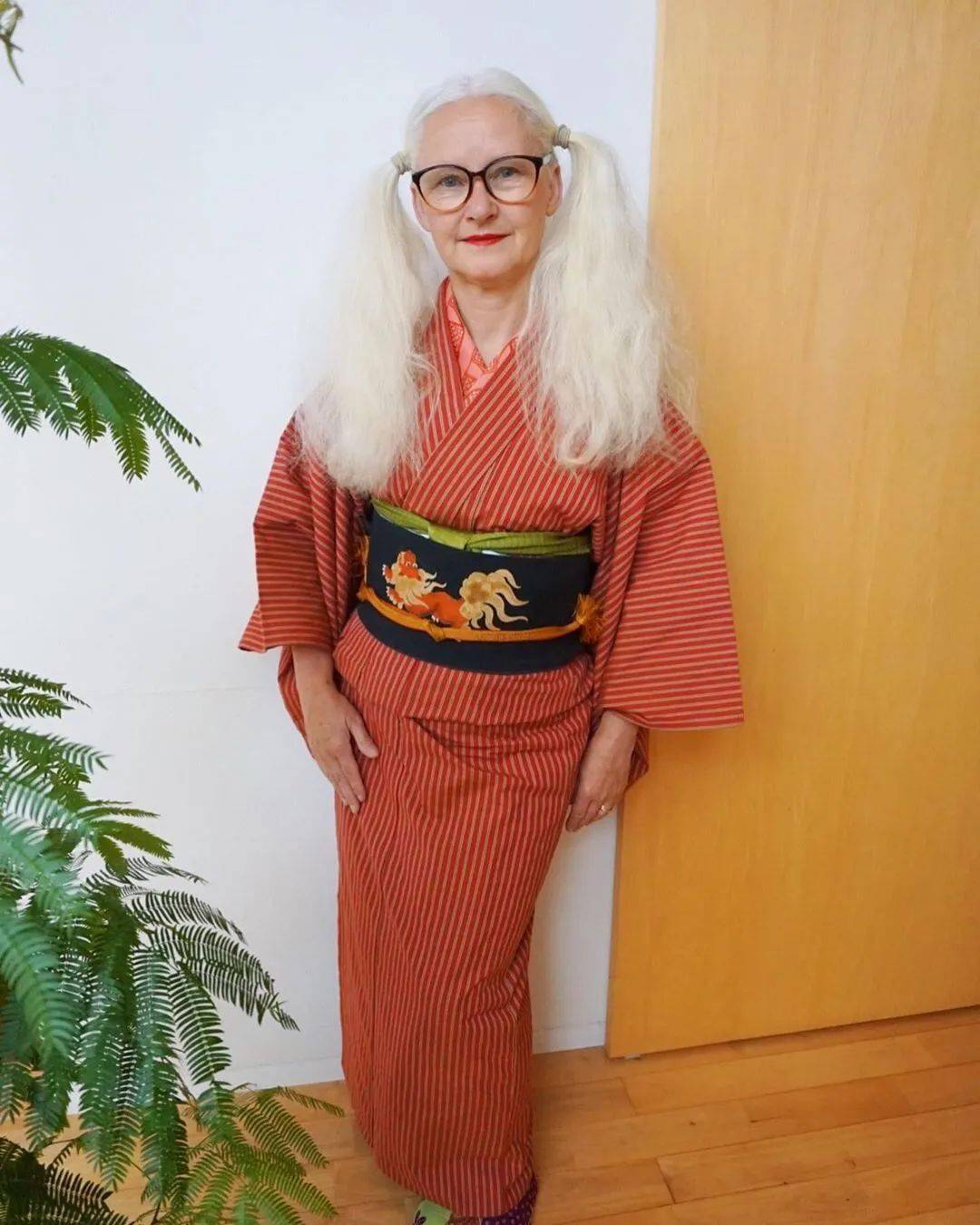 欧洲的Gramy80老妇人，传统与现代的交织
