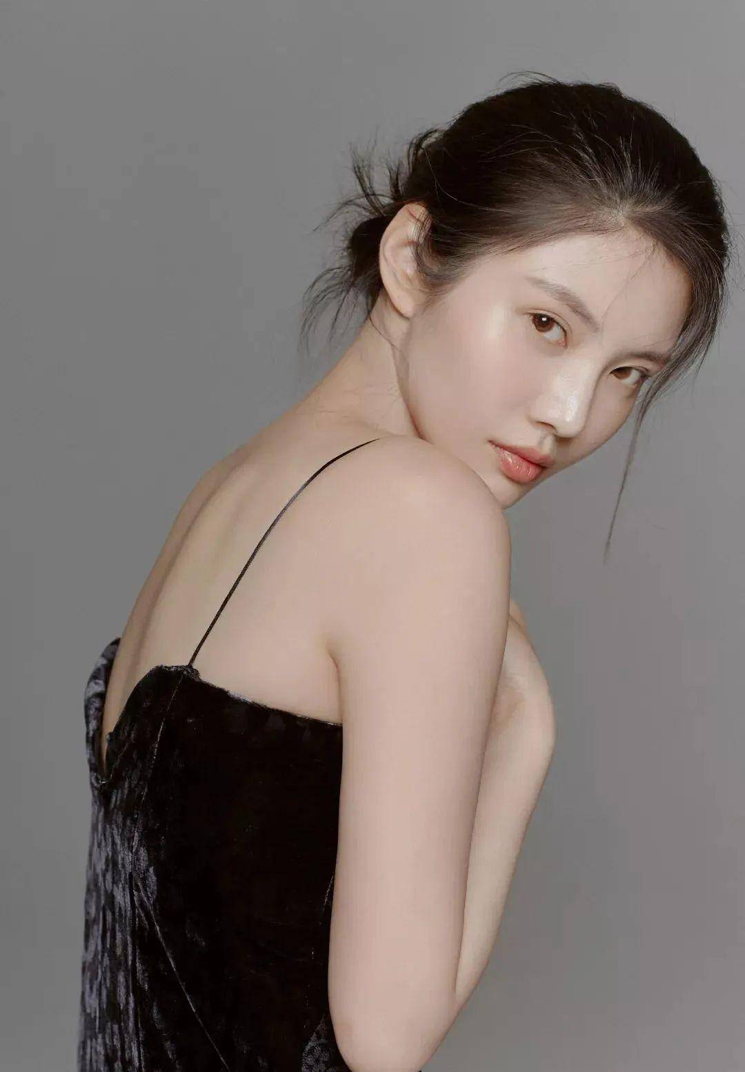 探索老女人下面毛荫荫的黑森林的神秘世界-第2张图片