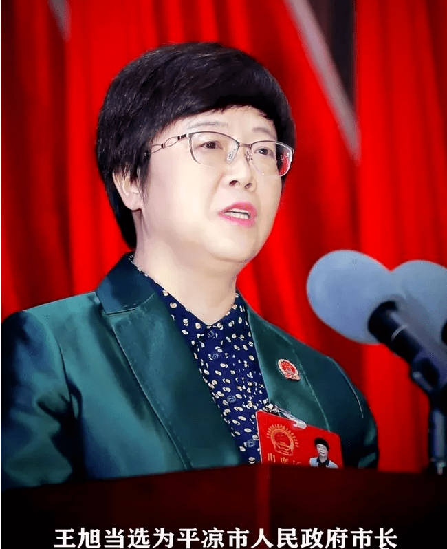 靠近女市长的背后