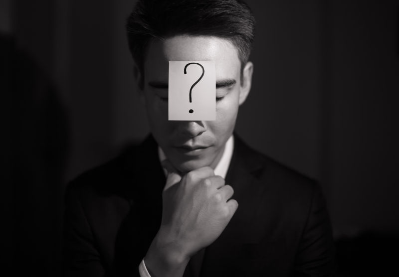 男人醒来发现自己身后惊醒后的困惑，某物仍在身体里