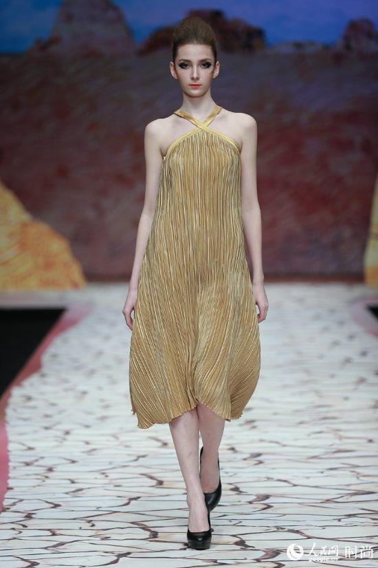 女生去掉所有服装小内女生自我表达与服装的界限探讨-第3张图片