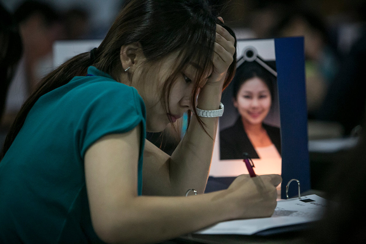 女员工被老板糟蹋视频在线观看女员工遭遇职场性侵，视频曝光引发的社会反思-第1张图片