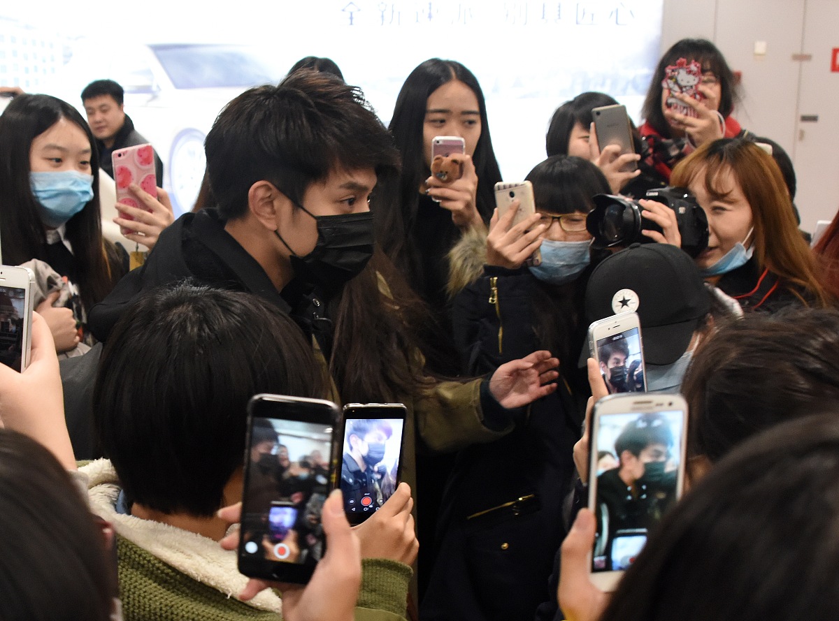 快拨出我是你母亲的歌曲播放成人影星，行业探索与公众认知