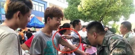校园风波，掀开奶罩边，软学生躁动的青春-第2张图片