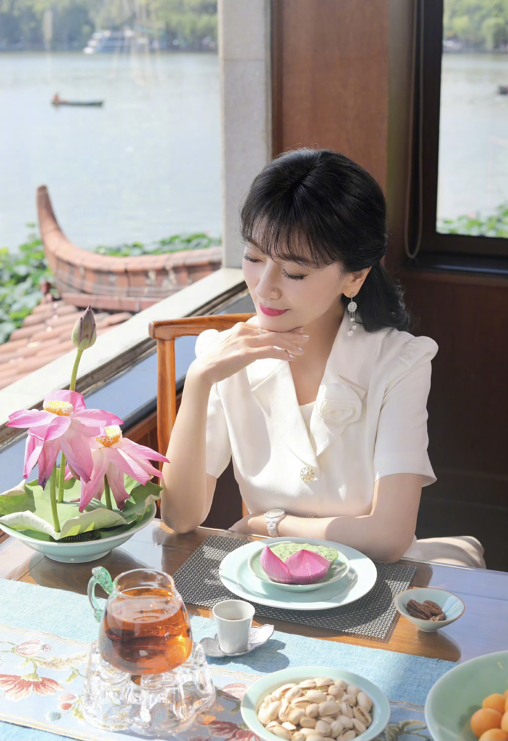 五十十二×4五十二岁老妇全程露脸，自信与美丽的展现-第1张图片