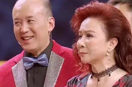 我帮娇妻找粗壮男人玩3P我帮妻子寻找粗壮伴侣，一次三人的探索之旅