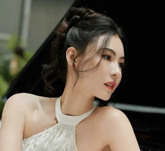 张柏芝衣服滑落豪放露双乳张柏芝意外曝光事件，时尚背后的争议