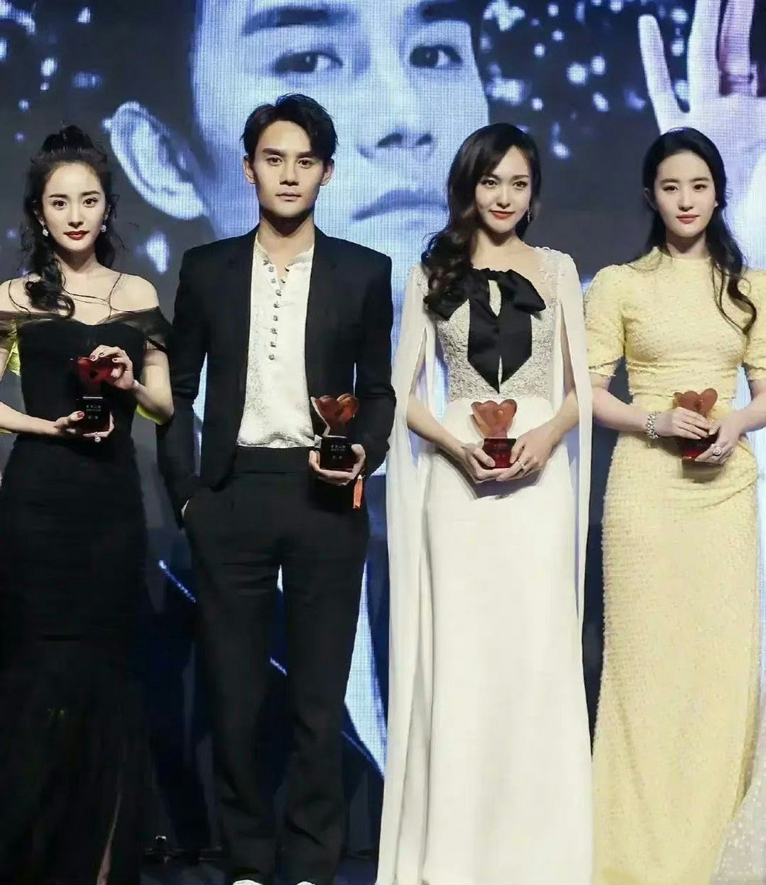 杨幂赵丽颖郑爽三人四位当红女星，杨幂、赵丽颖、郑爽、刘亦菲的影视之路