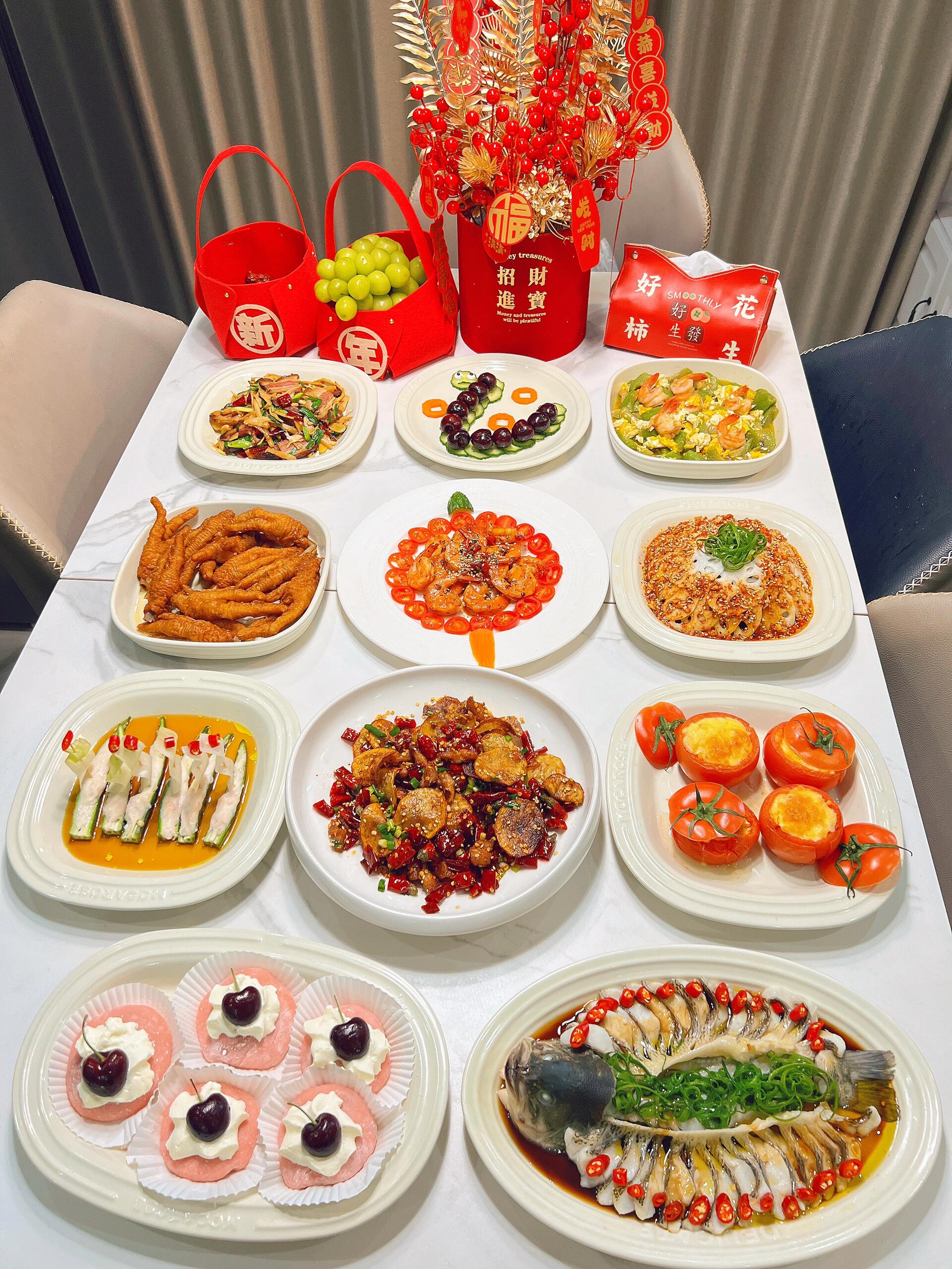 五彩缤纷的果蔬盛宴——草莓、芒果、秋葵、丝瓜、香蕉与绿巨人的营养之旅