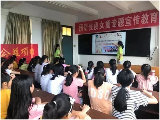 妇女在深耕后的身体表现