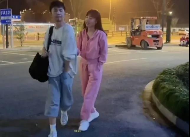 去女生家玩，她妈妈在家应该如何得体交流