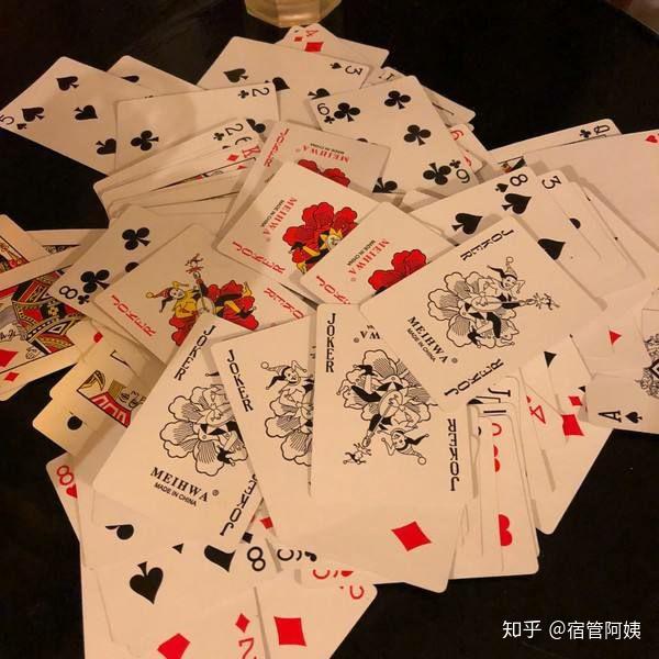 女生迈开腿打扑克又痛又叫女生打扑克游戏中的独特体验-第2张图片