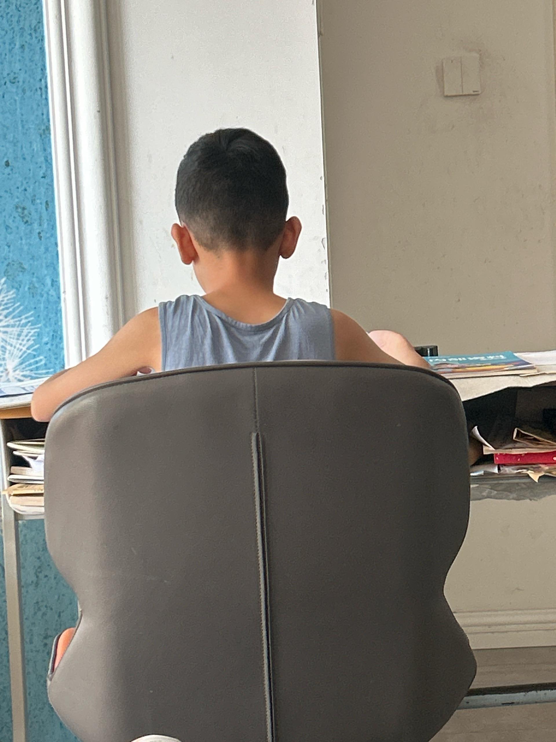 坐在哥哥的棍子上写作业坐在哥哥的棍子上写作业