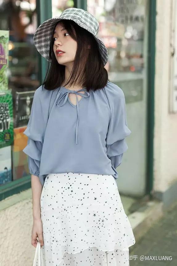夏天校服太透了r头凸出来了知乎夏天校服设计探讨，透光问题与身体线条的展现