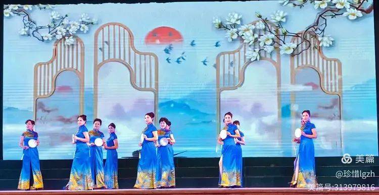 旗袍秀双人造型亮相旗袍之美，传统与现代的双人舞动——人民网视角下的文化探索-第2张图片