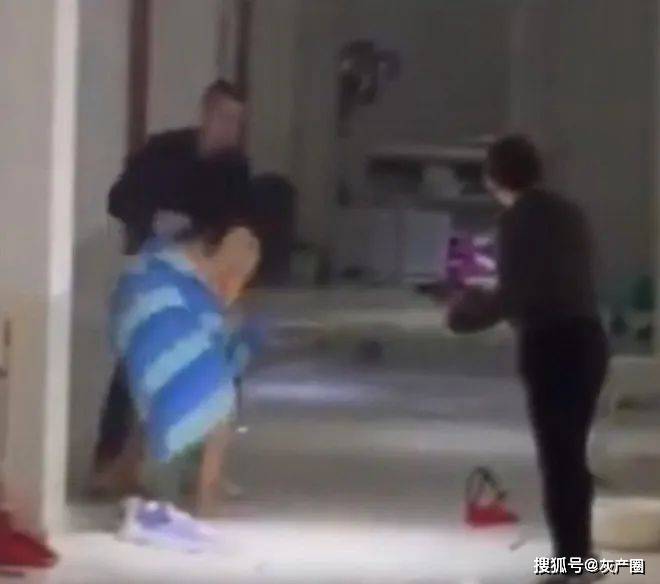 女人被男人用手抠下体视频网站关于网络传播的性侵犯视频——以女人被男人用手抠下体为视角的探讨-第2张图片