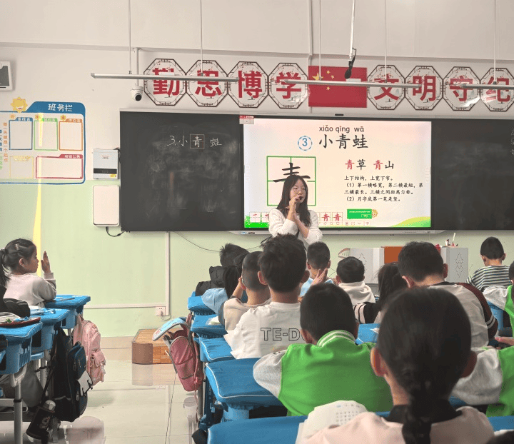 老师放2个跳D放在里面上课文视频课堂上的特殊教学工具——老师使用跳D视频的上课体验
