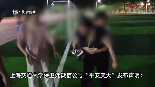 女子在游乐场遭男子接连踢踹游乐场惊现暴力事件，女子遭男子接连踢踹