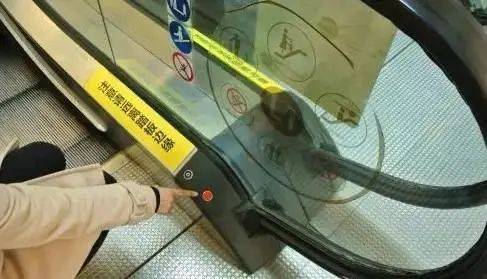 电梯情侣活春视频实拍电梯内意外捕捉的情侣亲密瞬间——实拍记录的隐私之谜-第3张图片