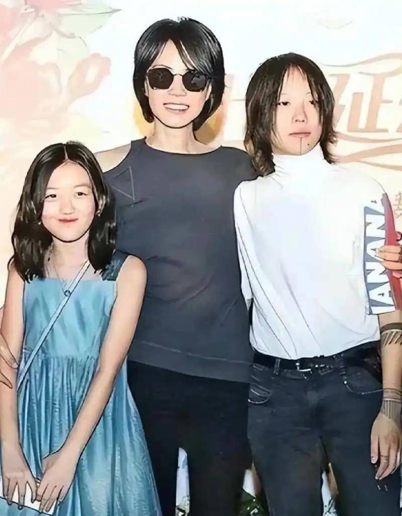 王菲之女窦靖童公开性取向，勇敢面对，社会应给予更多理解与支持-第2张图片