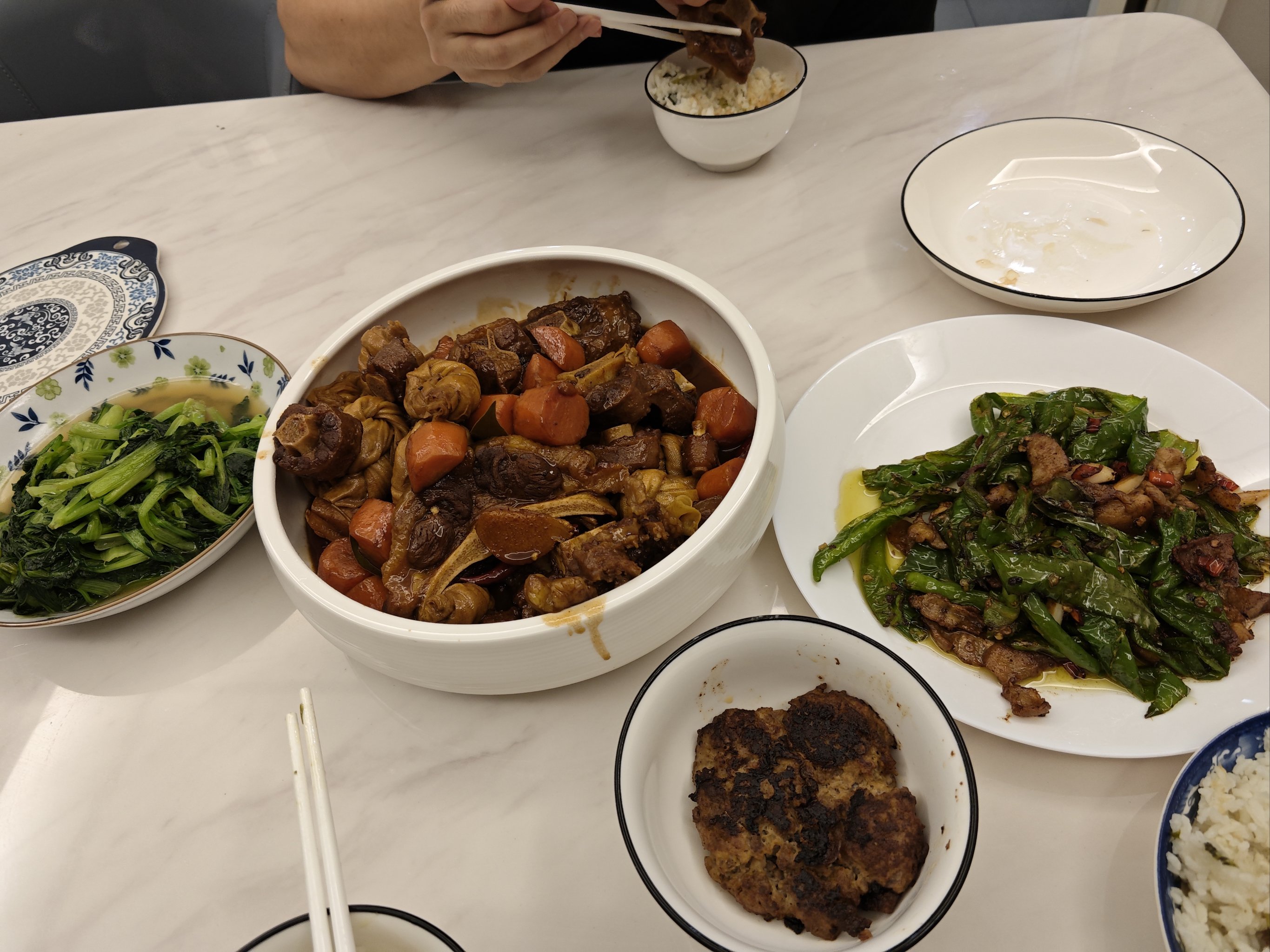 一边做饭饭一边燥L厨房中的烹饪与燥热