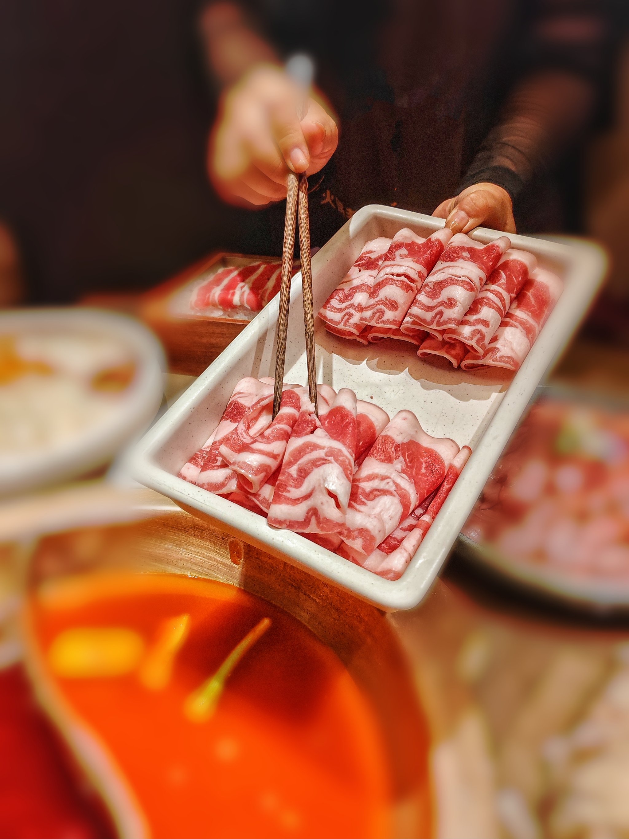 红油火锅比清汤火锅早沸腾红油火锅与清汤火锅的烹饪艺术，早熟的沸腾之美