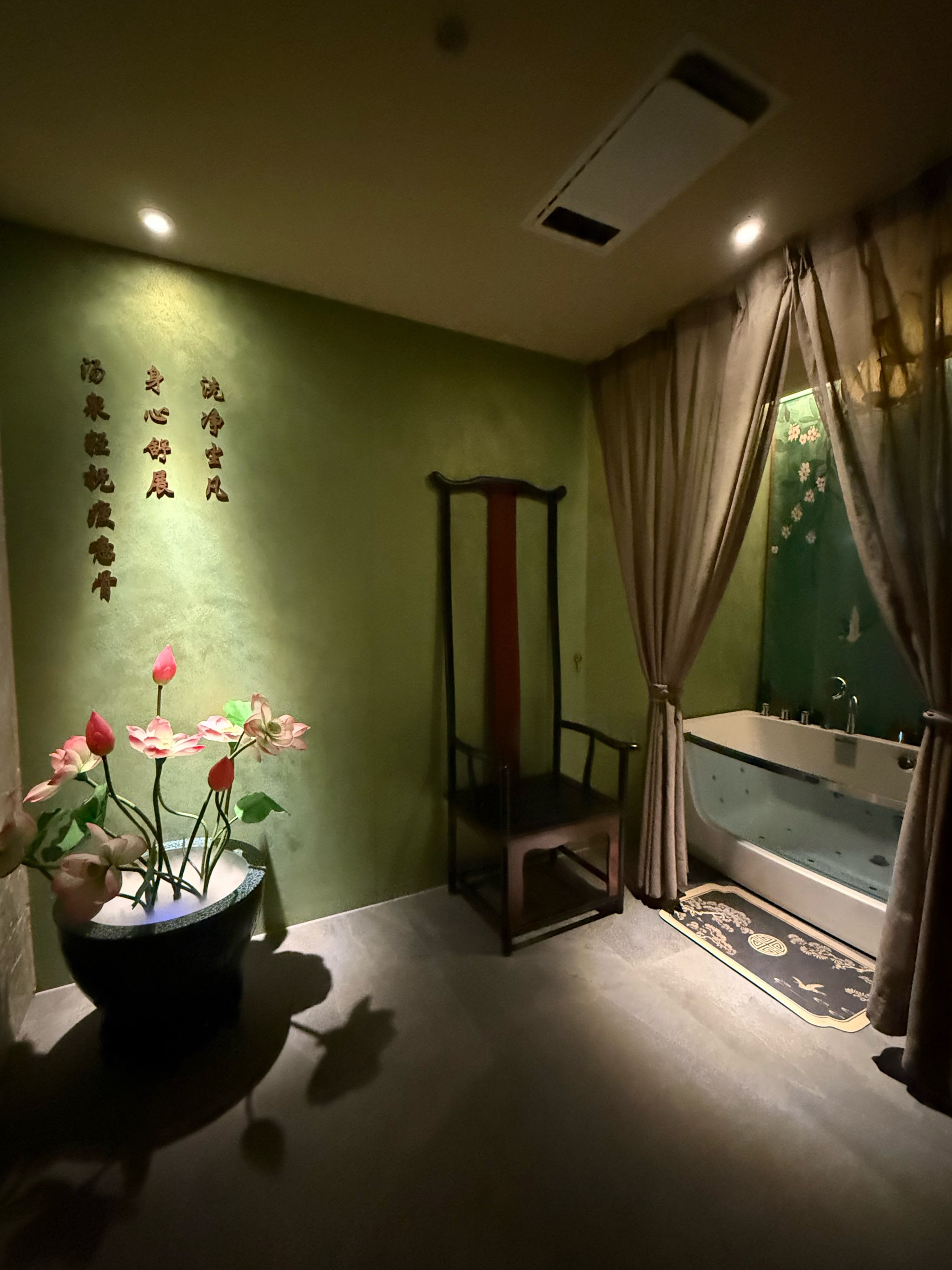 男按摩师用嘴亲我下面口述男按摩师与我的私密体验
